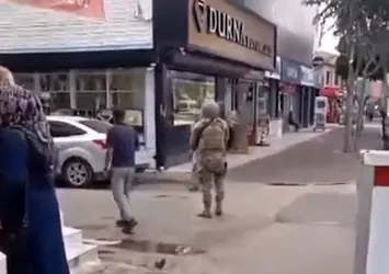 Ailesini rehin alıp polise bıçak çekti