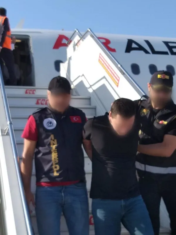 suc-orgutu-lideri-sedat-pekerin-basin-danismani-emre-olur-istanbula-getirildi-1663488559372.jpeg Suç örgütü lideri Sedat Peker'in basın danışmanı Emre Olur İstanbul'a getirildi - 1