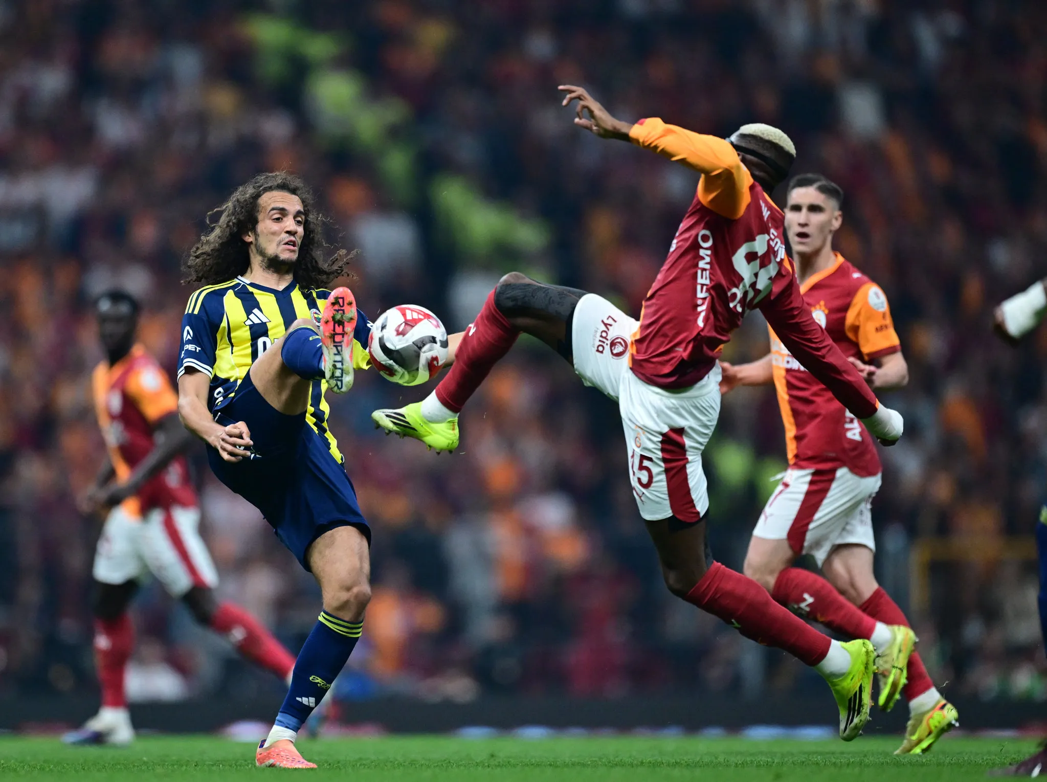 Derbiye Aslan damgası! Galatasaray’dan Fenerbahçe’ye farklı tarife: Lider 3 puanı 3 golle aldı
