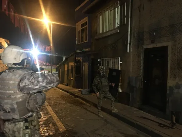 Torbacılara şafak baskını! Uykularında yakalandılar