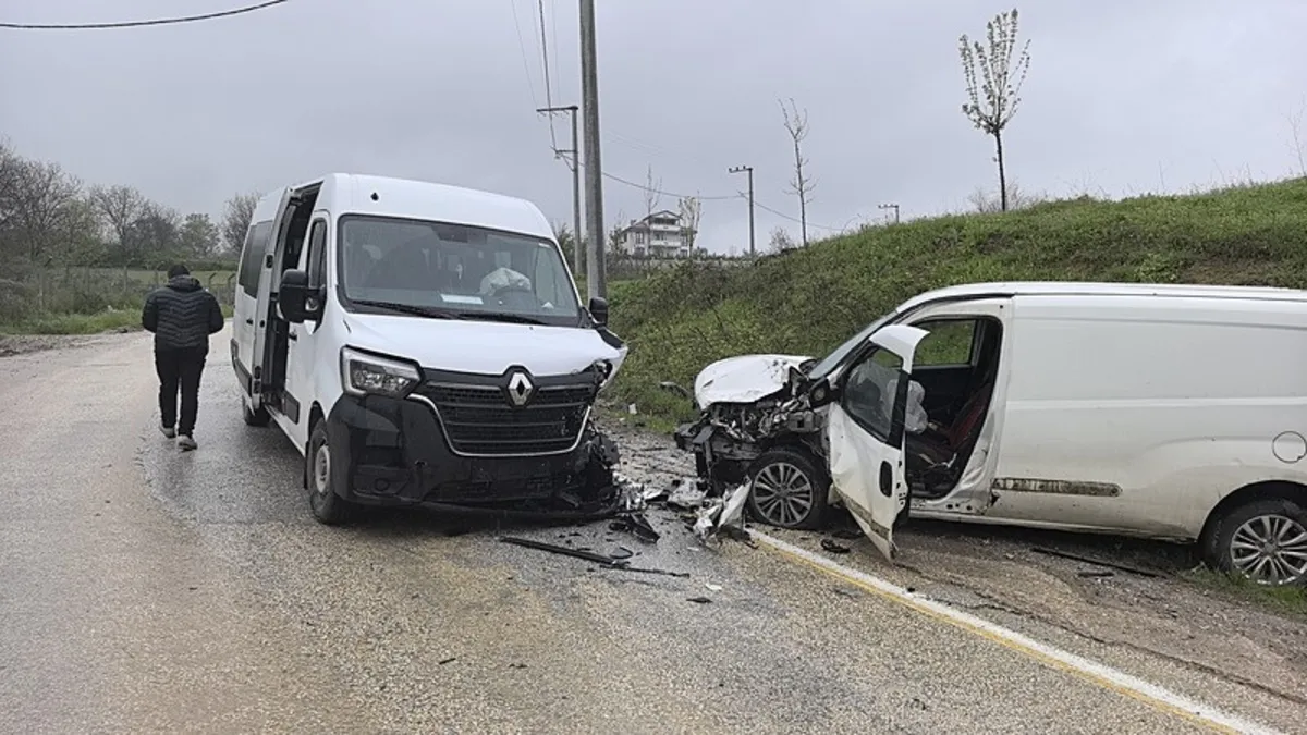 Servis minibüsü ile ticari araç kafa kafaya çarpıştı! Bursa'da feci kaza