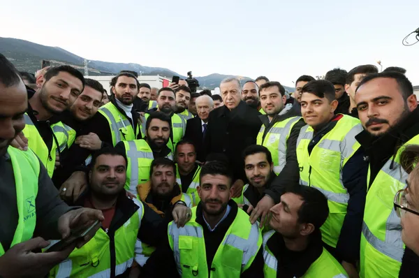 1677215315159.jpg Başkan Recep Tayyip Erdoğan'dan kurmaylarına talimat! Yeniden yapılandırmanın sloganı şekillendi | Müteahhitlere yeni belge: O dönem bitiyor - 8