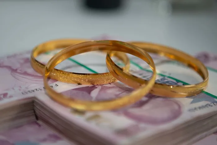 gram-altinda-tansiyon-yukseldi-fiyatlar-rekor-ustune-rekor-kiriyor-altinda-yeni-tahmin-1757054558449.jpg Analistler altın fiyatlarında yükselişin sürebileceğine dikkat çekti. (A Haber arşiv)