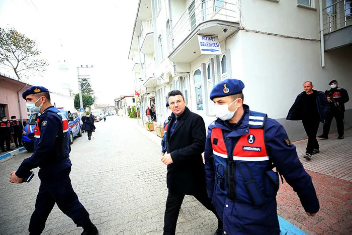 Son dakika: CHP'li Kıyıköy Belediye Başkanı Ender Sevinç 'rüşvet ve usulsüzlük'ten tutuklandı - 4