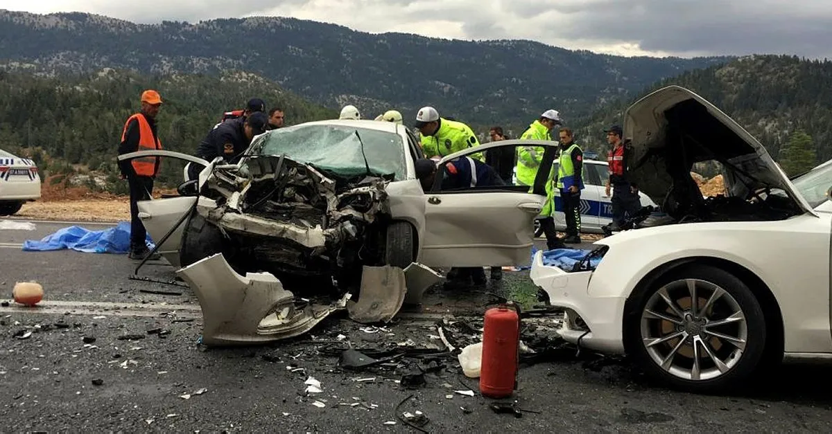 antalya da feci kaza 4 olu 2 yarali video