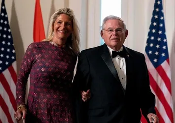 Türkiye karşıtı ABD'li senatörden rüşvet skandalı! Soruşturma öncesi 400 bin dolarlık külçe altın satmış