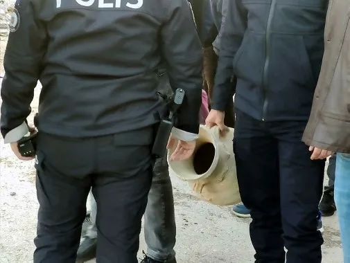 Mardin’de cami yıkımında bulunan küpler hazine söylentisine neden oldu - 3