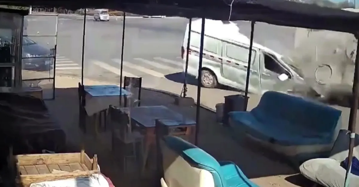 Çimento kamyonu kağıt gibi ezdi! Mucize kurtuluş kamerada