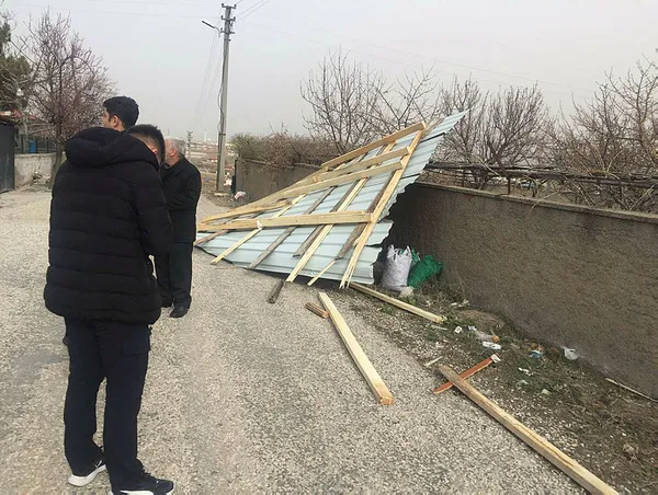 Kuvvetli rüzgarlar Türkiye'yi etkisi altına aldı! Ankara ve birçok ilde çatılar uçtu - 1