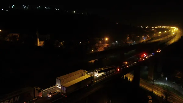 tem-otoyolunda-korku-dolu-anlar-30-kisinin-bulundugu-yolcu-otobusu-viyaduk-uzerinde-asili-kaldi-1612663453338.jpg TEM Otoyolunda korkunç kaza! 30 kişinin bulunduğu yolcu otobüsü viyadük üzerinde asılı kaldı - 7