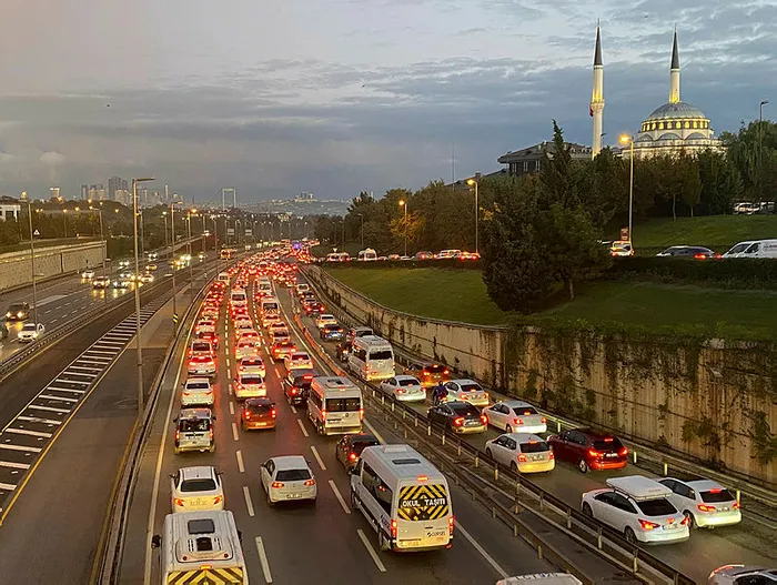 Son dakika: Haftanın ilk iş gününde İstanbul'da trafik yoğunluğu oluştu - 1