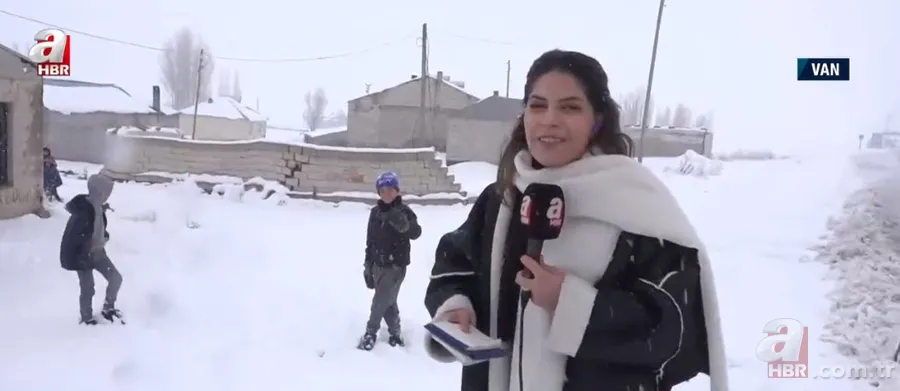 Çanakkale'de yoğun kar ve tipi! Buz pistine dönen yolda zorlu yayın... A Haber muhabiri Tayfun Er son durumu aktardı 18