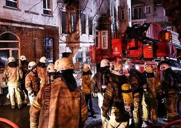 Beyoğlu’nda korkutan yangın! Mahsur kalan 2 kişiyi itfaiye ekipleri kurtardı