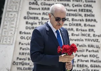 Kurtulmuş Meclis'te bombalanan alanlara karanfil bıraktı