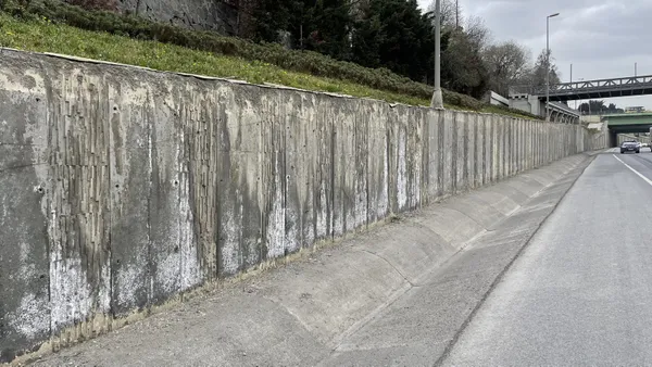 İstanbul’un rengi soldu! İBB’nin söktüğü dikey bahçeler yerini gri duvarlara bıraktı