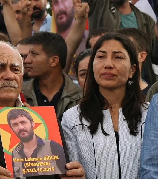 faysal-sariyildiz-ferhat-encu-leyla-birlik-ve-aycan-irmez-pkk-kampinda-egitim-alip-hdpde-vekil-oldu-1616386749841.jpg Faysal Sarıyıldız, Ferhat Encü, Leyla Birlik ve Aycan İrmez PKK kampında eğitim alıp HDP'de vekil oldu - 3