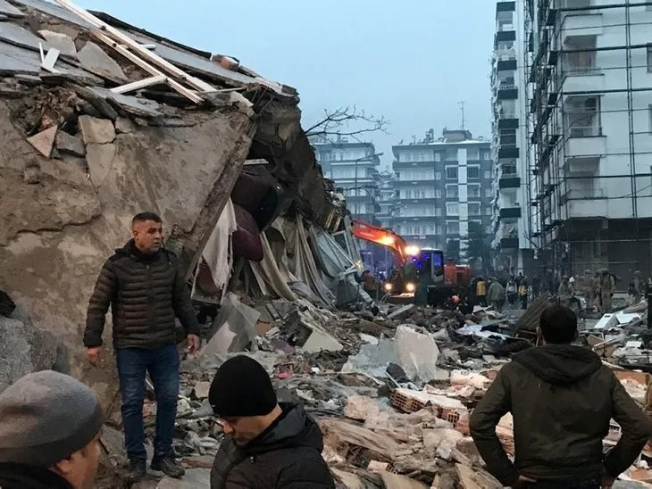 Depremden saatler sonra mucize kurtuluşlar! Umutlu bekleyişler sürüyor