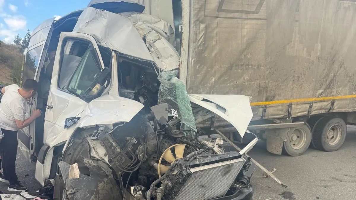 Ankara’da servis minibüsü kamyona çarptı: 1 ölü 5 yaralı