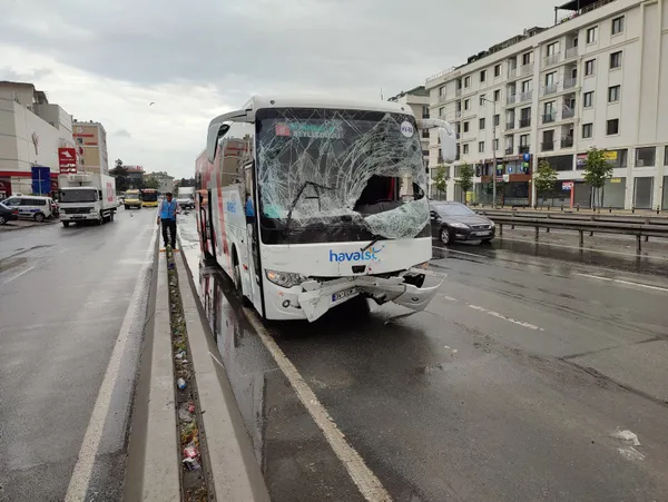 istanbulda-korku-dolu-anlar-zincirleme-kazada-6-kisi-yaralandi-1655028444243.jpg