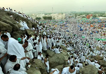 2.4 milyon hacı adayı Arafat'ta buluşuyor