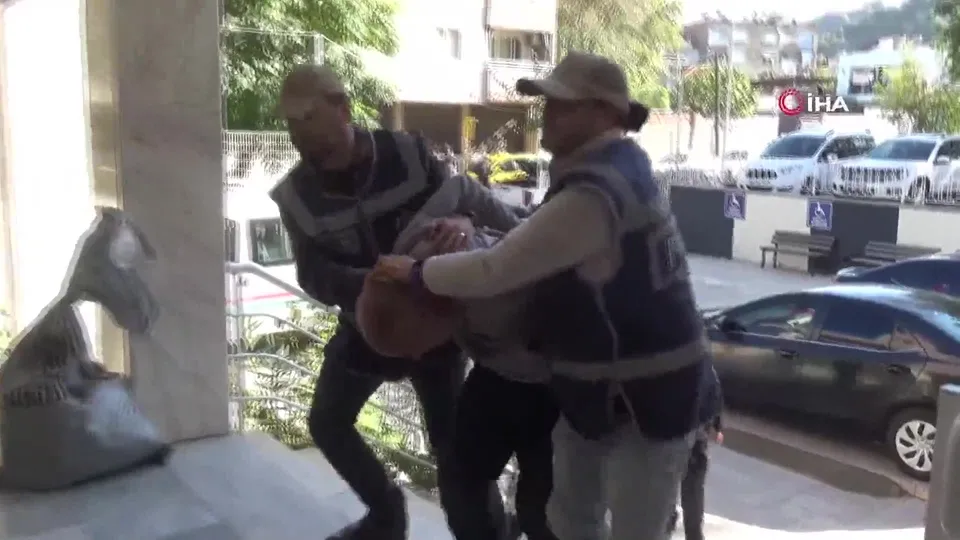 Manisa’da asansör cinayeti! Anne ve kızı telle boğarak öldürmüş... Katil komşu tutuklandı