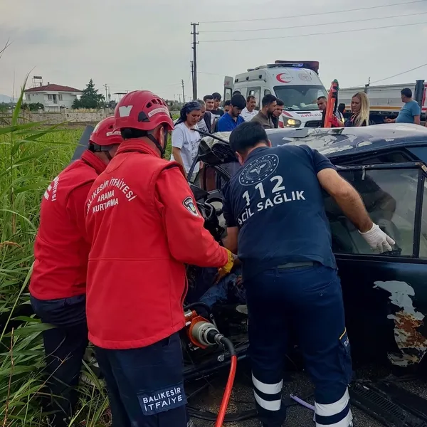 balikesirde-feci-kaza-hurdaya-donen-otomobilden-sag-kurtuldular-1687010382075.jpg