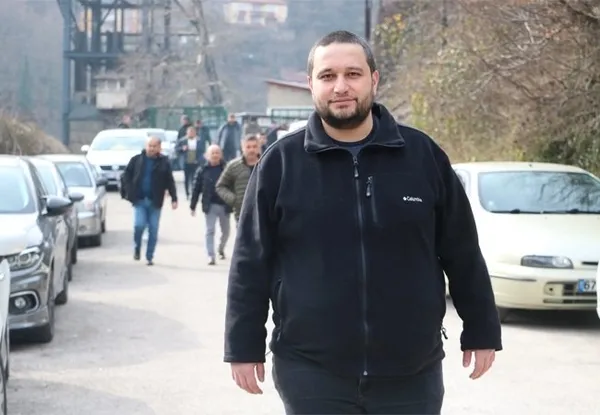 enkazdan-boyle-kurtuldu-hayatini-kaybeden-kizinin-kolundaki-akilli-saat-kurtaricisi-oldu-1677409847353.jpg Enkazdan böyle kurtuldu! Hayatını kaybeden kızının kolundaki akıllı saat kurtarıcısı oldu | Kahraman madenciler o anları anlattı