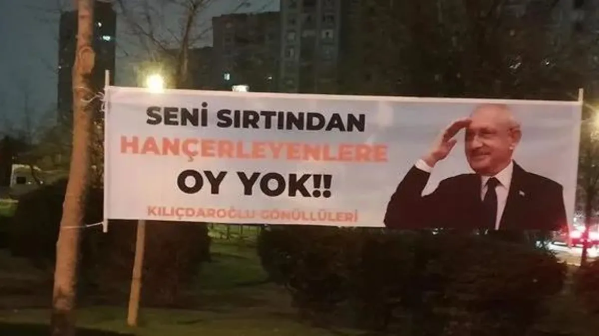 Kılıçdaroğlu destekçileri sahaya indi! İstanbul sokakları ‘Hançercilere oy yok’ afişleri ile donatıldı