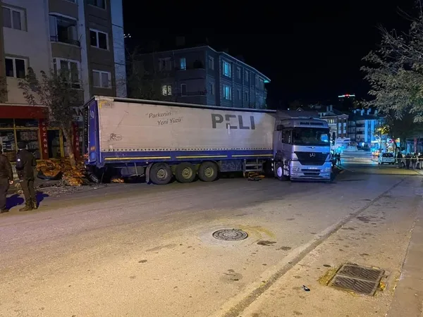 ankarada-tirin-freni-bosaldi-ve-3-araca-carpti-1666653372856.jpg Ankara'da TIR'ın freni boşaldı ve 3 araca çarptı - 1