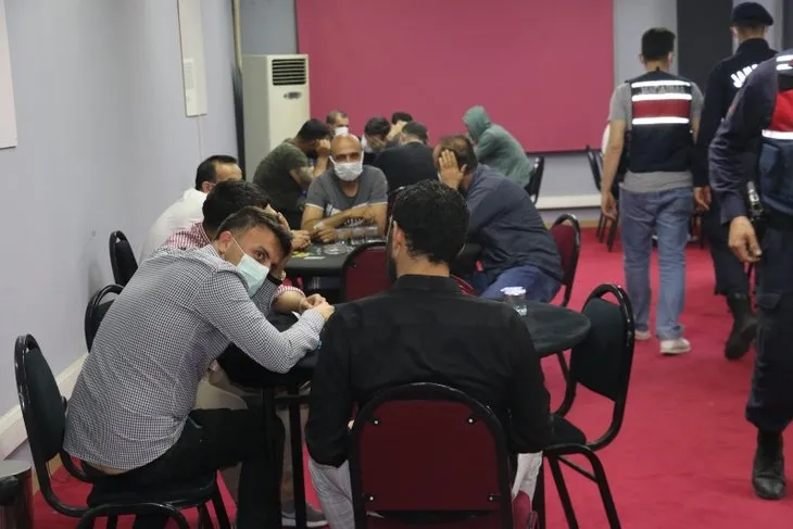 Son dakika | Jandarma duvarı yıkıp girdi! İzmir'de şoke eden kumar baskını