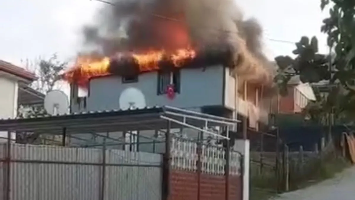 Yalova'da 2 katlı binada yangın! Maddi hasar oluştu