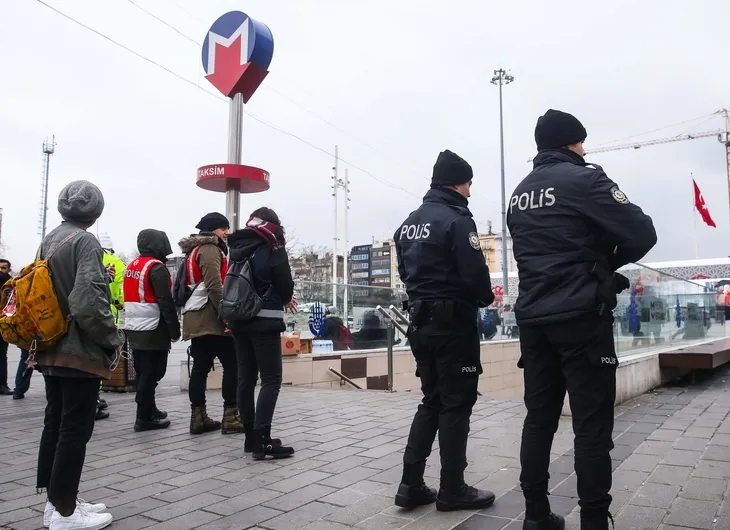taksimde-yilbasi-icin-guvenlik-onlemleri-alindi-1577805361969.jpg