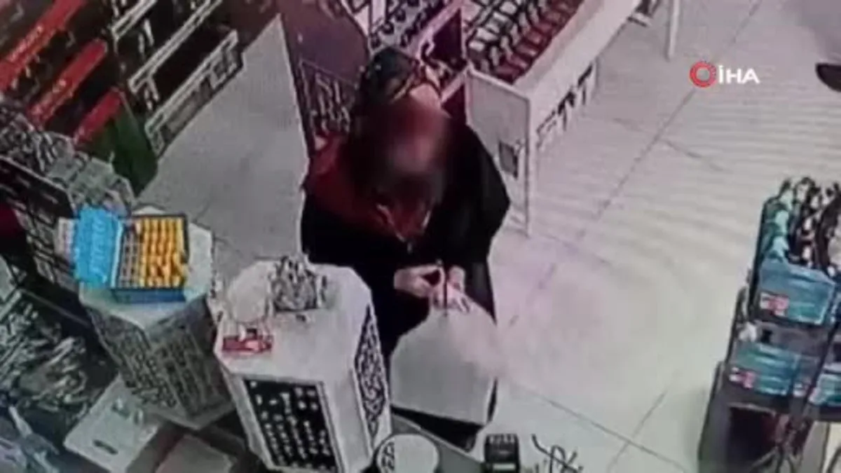 Yüzüğü önce denedi ardından çaldı