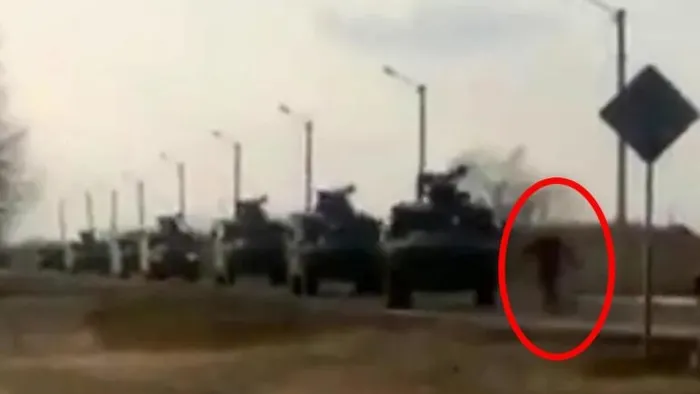 Dünya cesur Ukraynalı askerlerini konuşuyor: Biri köprüyü kendisiyle birlikte havaya uçurdu diğeri Rus konvoyunun önüne tek başına geçti