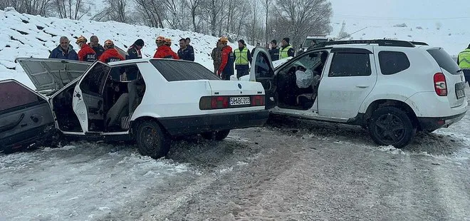 Sivas'ta feci kaza! 2 otomobil çarpıştı | Ölü ve yaralılar var