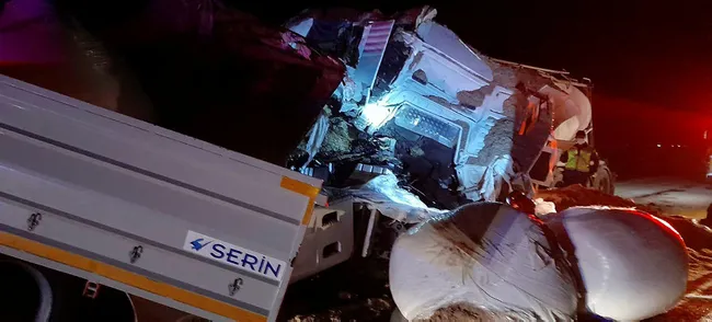 Afyonkarahisar’da TIR ile beton mikseri kafa kafaya çarpıştı: 2 ölü - 3