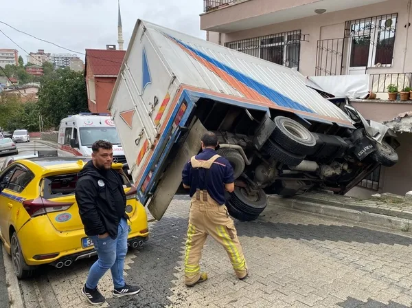istanbulda-korku-dolu-anlar-kamyonet-kaydi-binanin-ustune-uctu-1666181532060.jpg İstanbul’da korku dolu anlar! Kamyonet kaydı binanın üstüne uçtu - 1