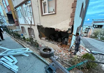 Bursa'da fırtına felakete neden oldu! Sürüklenen kamyon minibüsle birlikte evin salonuna girdi! A Haber olay yerinde