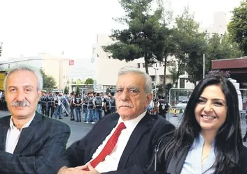 Görevden uzaklaştırılan HDP'li belediye başkanlarının terör dosyaları kabarık!