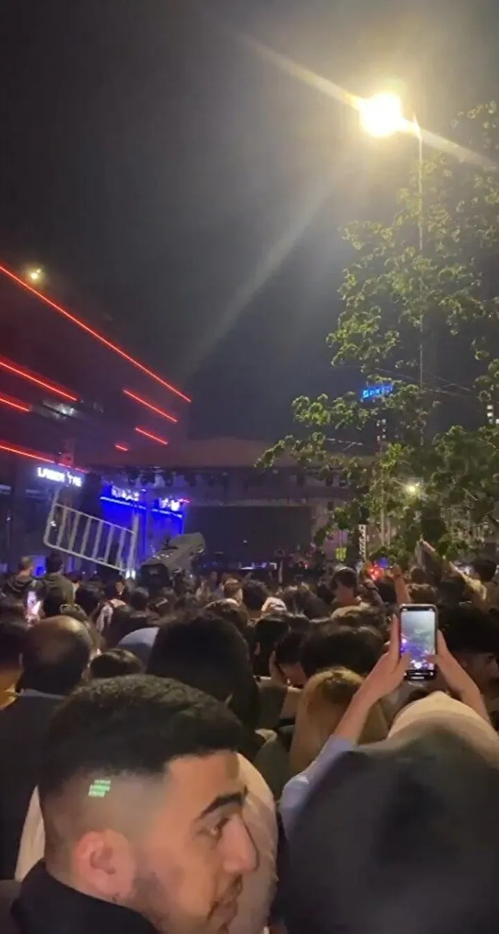 İrem Derici konserinde demir bariyerler havada uçuştu! Polis biber gazı kullanarak kavgayı ayırdı