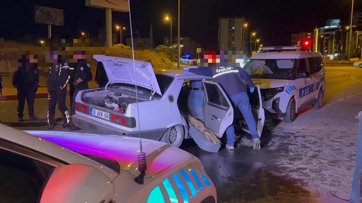 Dur ihtarına uymayan şahıs polis otosuna çarptı! 2 polis memuru yaralandı