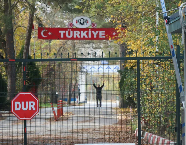 Türkiye sınır dışı etti, Yunanistan kabul etmeyince böyle arada kaldı - 1