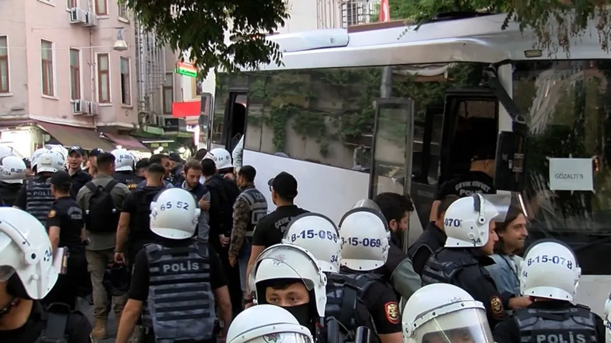 Beyoğlu'nda izinsiz Gezi Parkı provokasyonu! Gözaltına alındılar