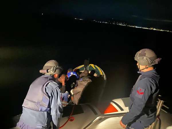 Bodrum açıklarında Yunan unsurlarının ittiği 33 kaçak göçmen kurtarıldı - 4