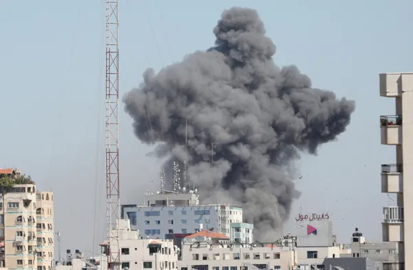 Son dakika | İsrail Gazze’de bulunan medya binasını vurdu! Hamas’tan sert yanıt: Hamlemizi beklesinler