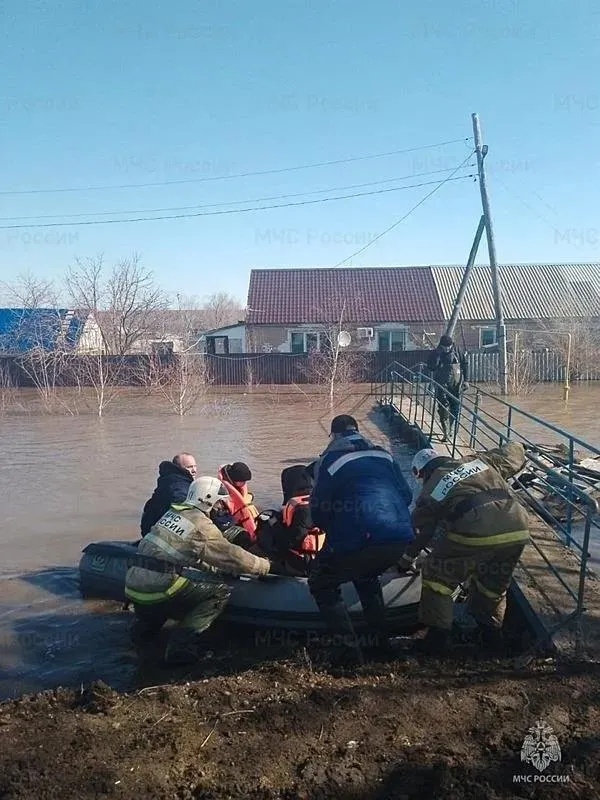 Rusya’da sel felaketi! Baraj patladı: Binlerce ev sular altında kaldı | Acil durum ilan edildi