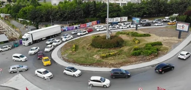 İBB’nin Kuyumcukent’te yaptığı kavşak çalışması trafiği kilitledi! Labirente dönen yolda sürücüler isyan etti