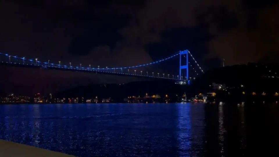 FSM Köprüsü maviye büründü