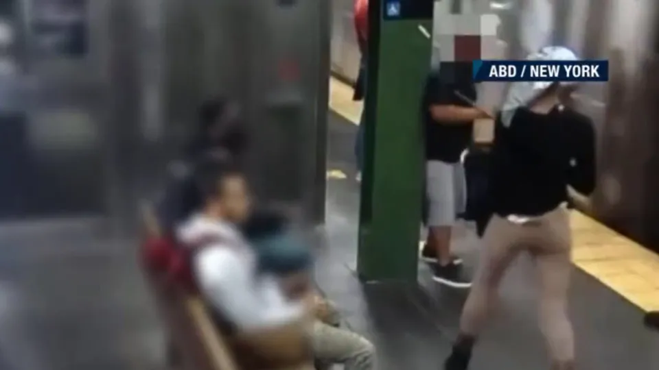 Metroda dehşet anları! Kadını raylara böyle itti