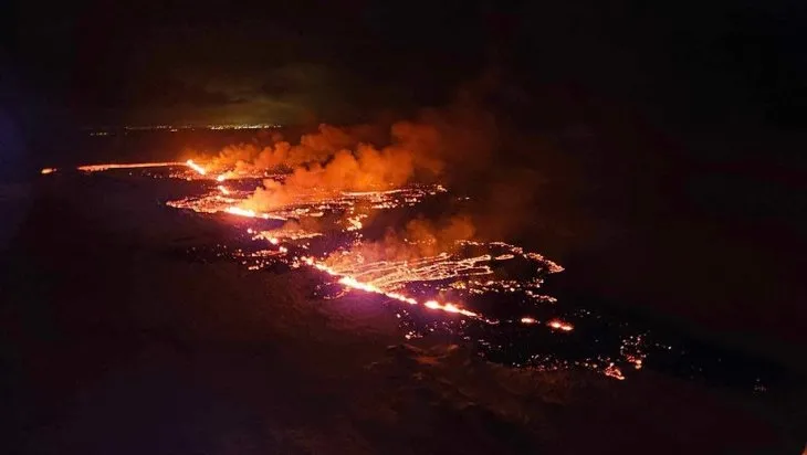 İzlanda’da yanardağ faciası! Lavlar yerleşim yerine ulaştı! Ülkede kırmızı alarm